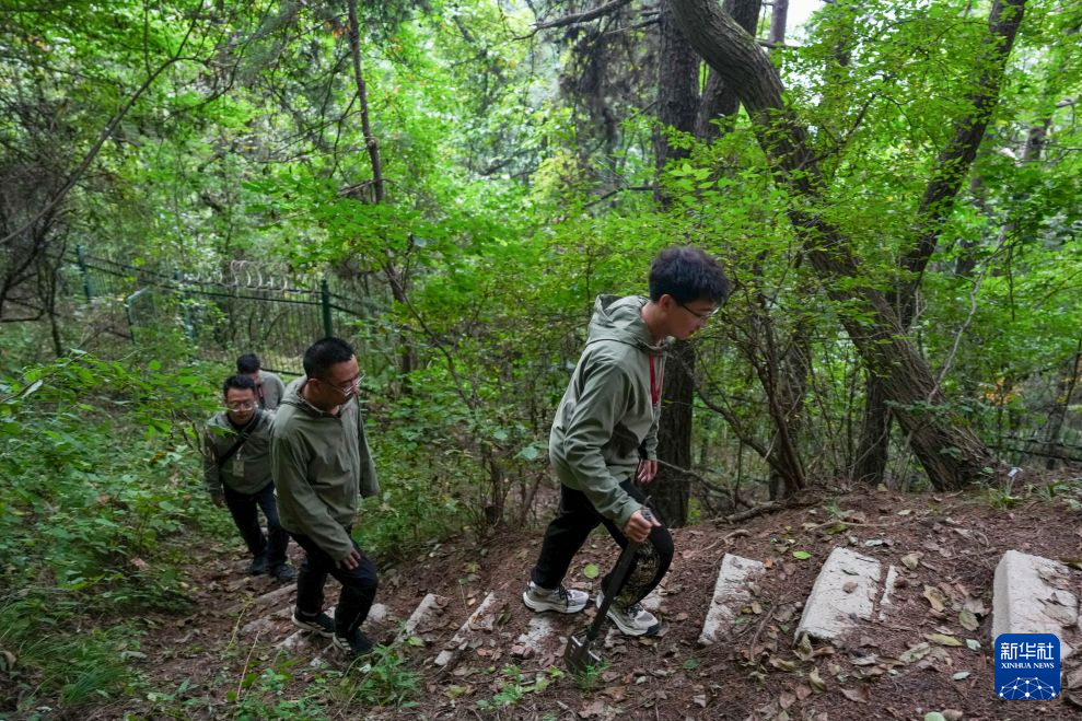 9月23日,麦积山石窟艺术研究所保护研究室工作人员前往麦积山后山开展地形地貌及周边环境巡查。新华社记者 郎兵兵 摄