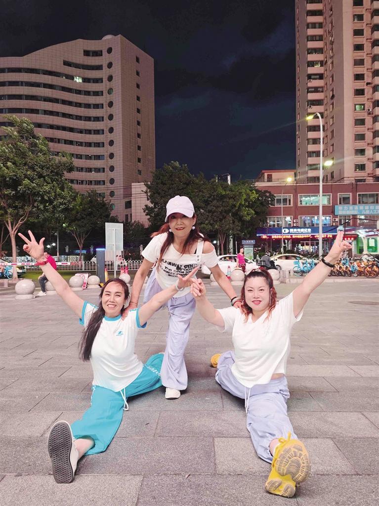 跳曳步舞的阿姨们
