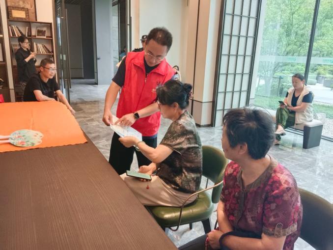 指尖揉进团圆意，冰皮裹出文明风