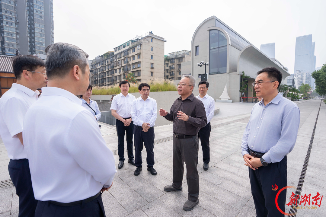 9月20日,沈晓明来到下碧湘街调研。