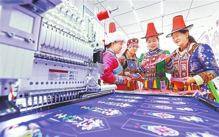 传授并改进裕固族刺绣工艺 王将