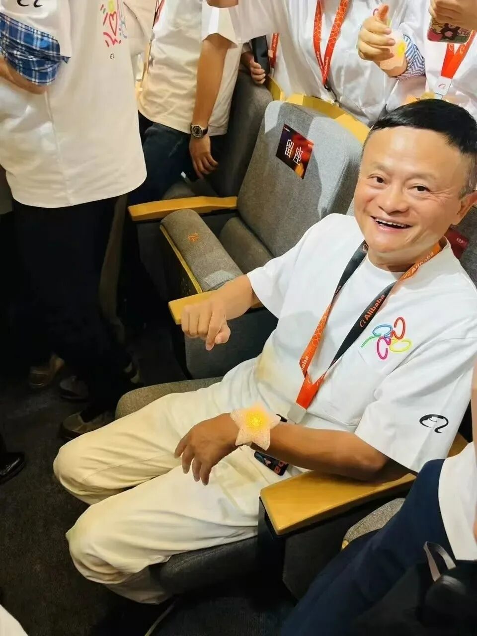 马云穿200块外卖服火了,拿下法国设计金奖!首富同款最低只要29.9元… 马云穿200块外卖服火了,拿下法国设计金奖!首富同款最低只要29.9元…