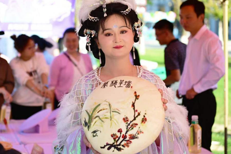 武威市凉州区高坝镇工作人员展示凉州大月饼 新华社记者 张睿 摄