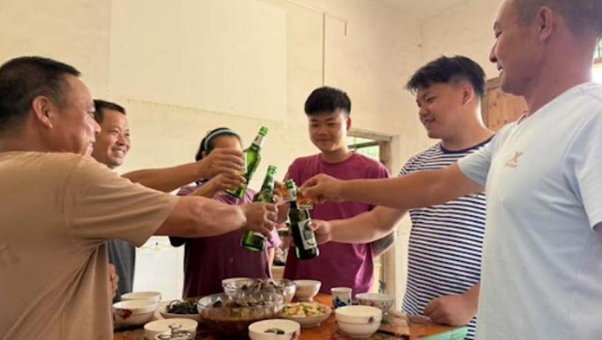 被梅姨拐走20年，钟彬回家第二个中秋胖了40斤！餐桌上爸爸顺手就给他夹大鸡腿