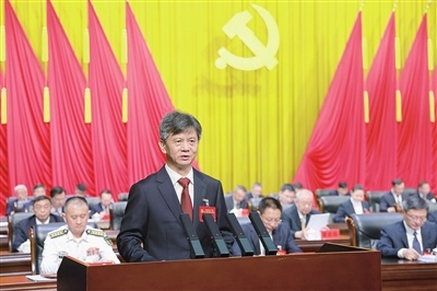 余正琨代表中国共产党萍乡市第十三届委员会向大会作报告。