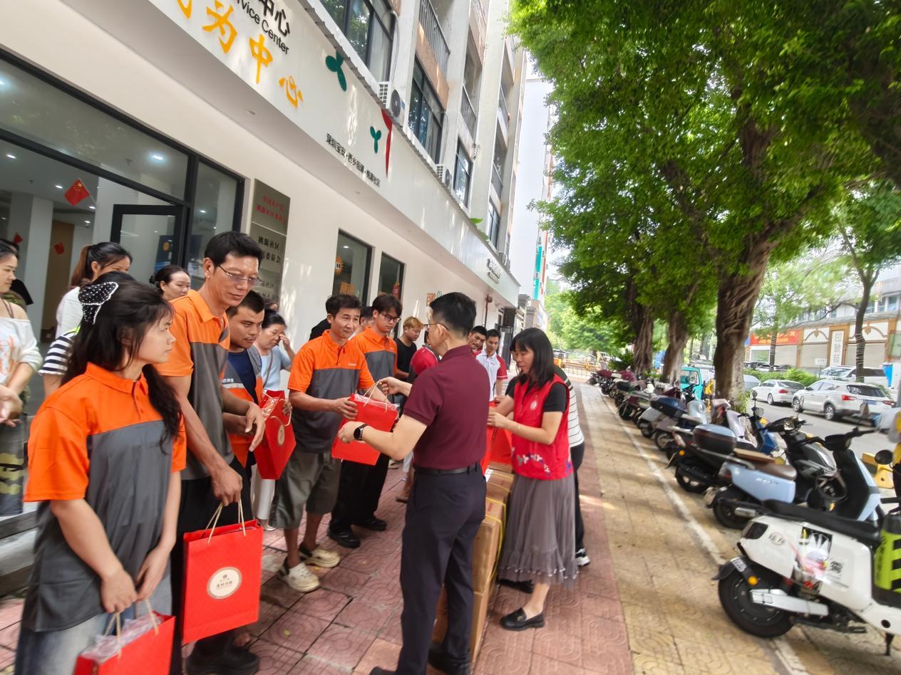 工会送暖蜂心甜 月圆饼圆情更圆