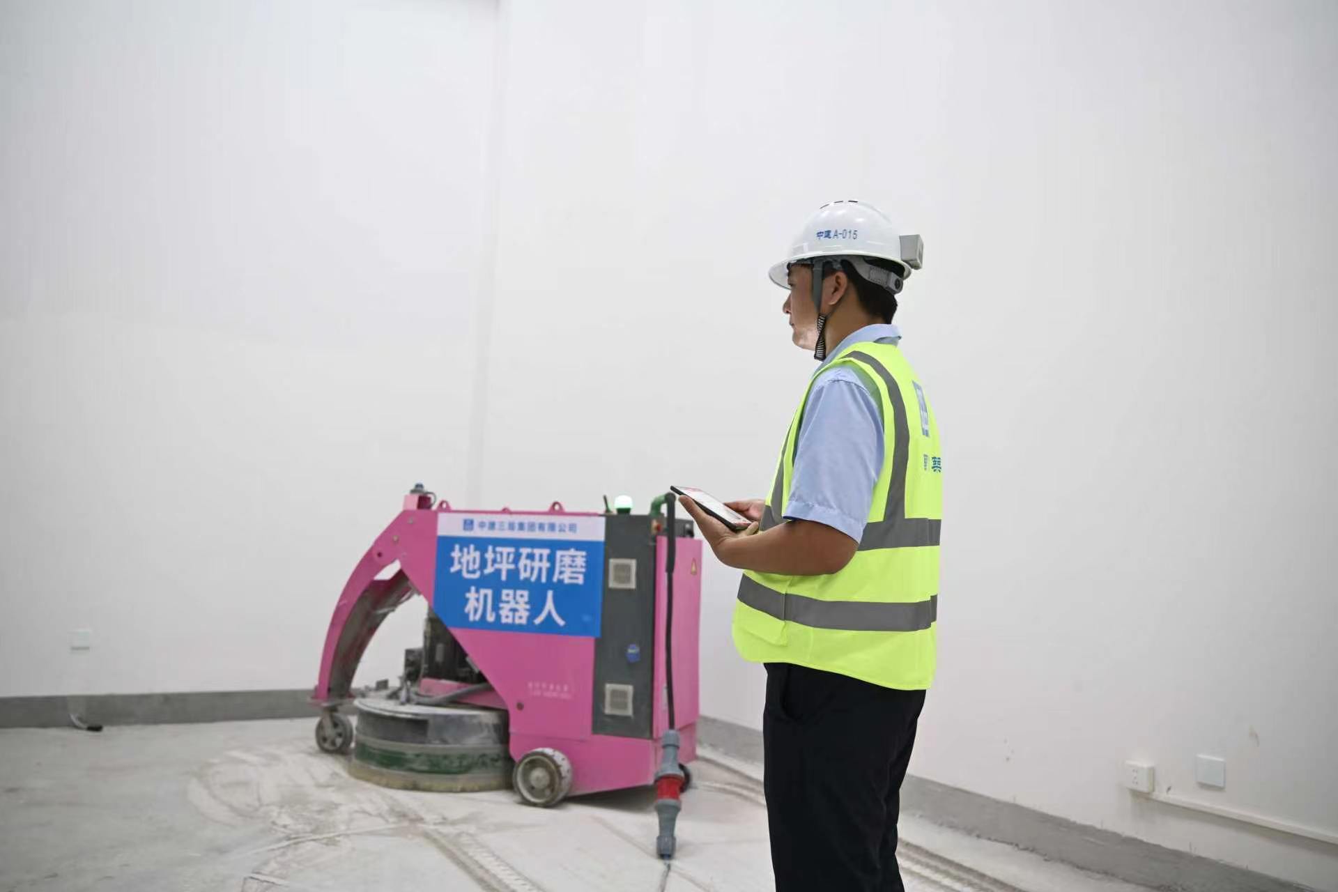 “超级工地”迎来建筑“钢铁侠”