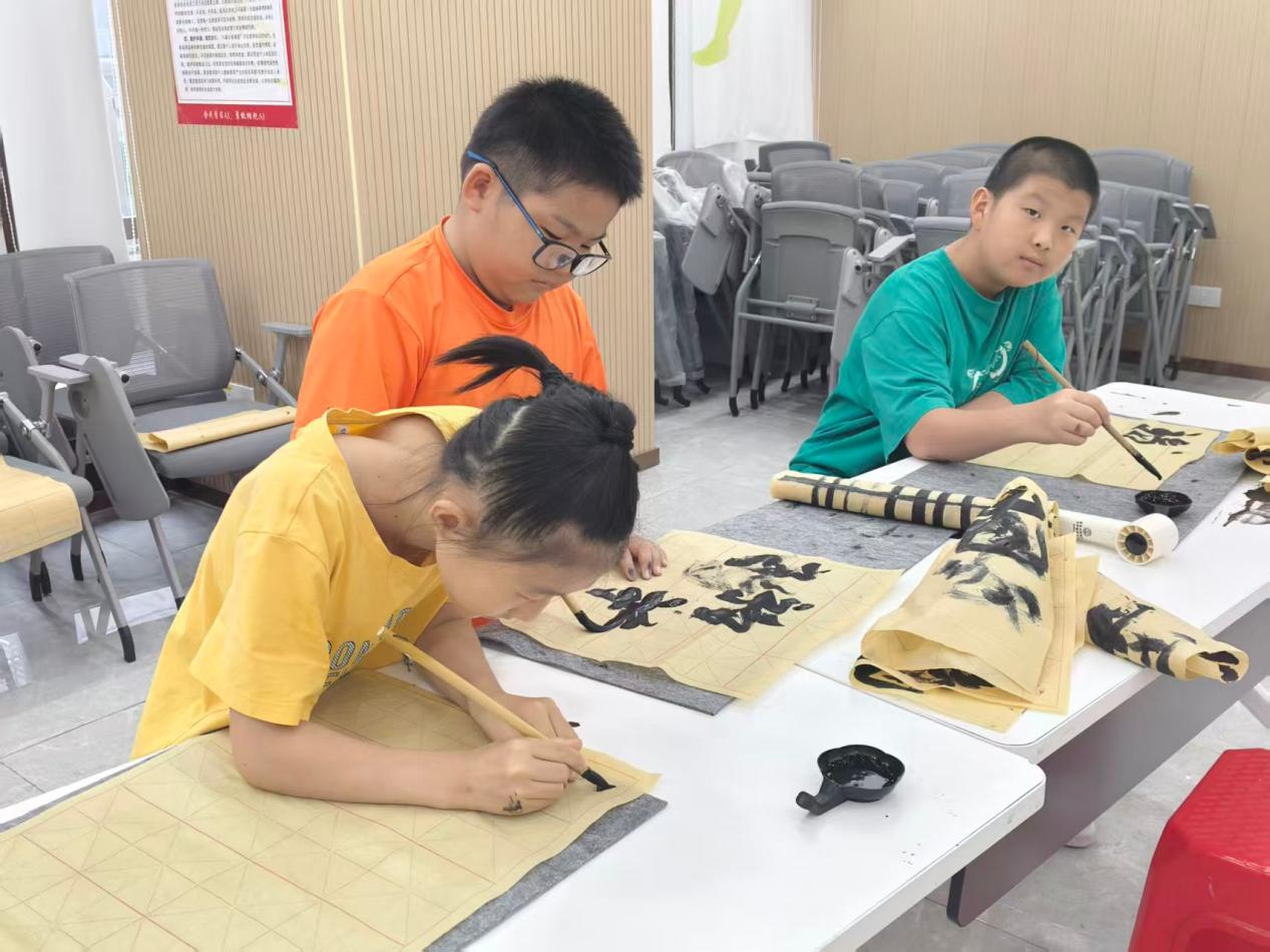 笔尖上的“国潮”,劳动社区开展儿童毛笔书法体验课!
