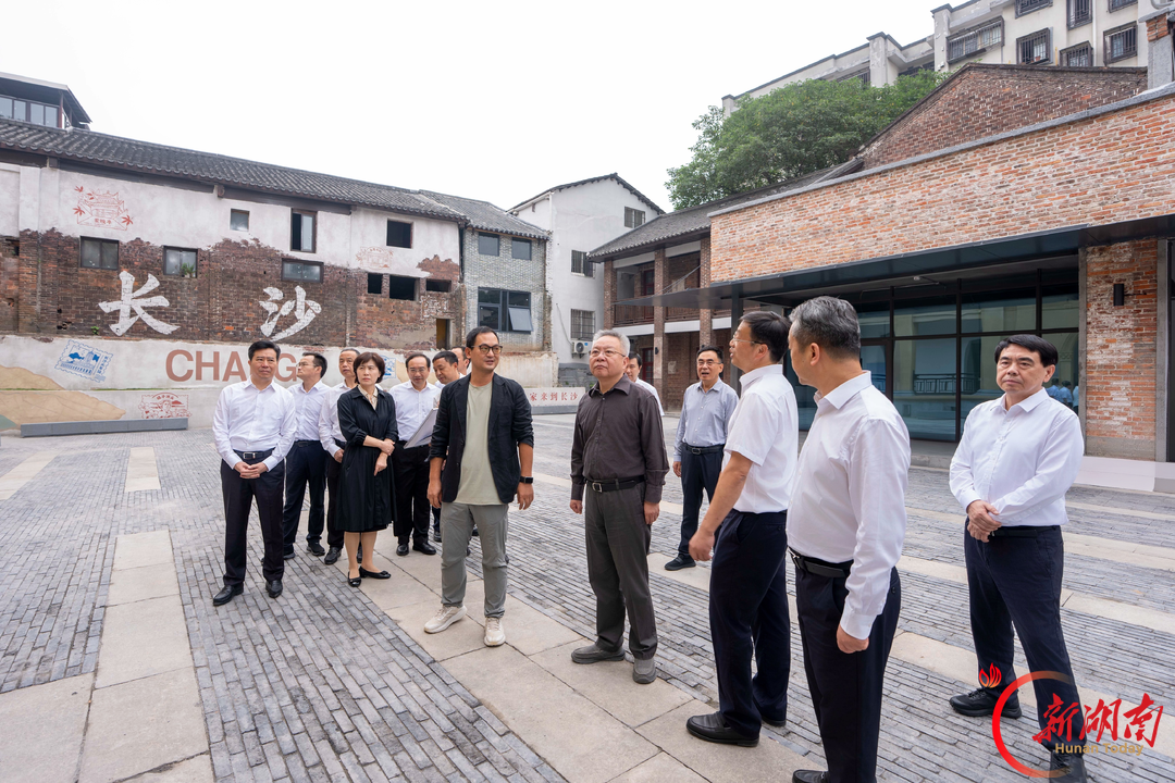 9月20日,沈晓明在西文庙坪历史文化街区调研。