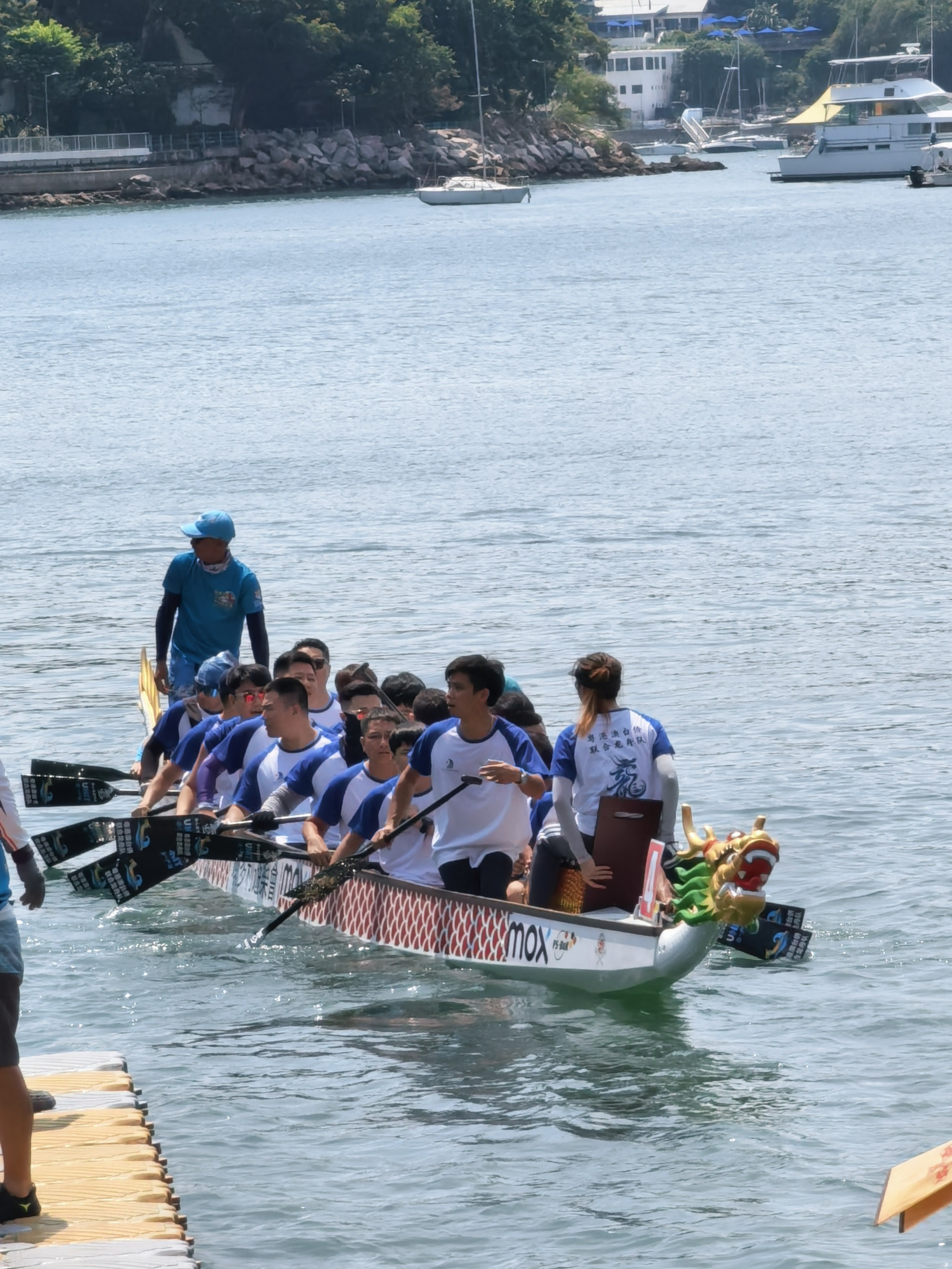 当律师坐上龙舟前舱——卓凡随粤港澳台侨龙舟队斩获香港赛事亚军