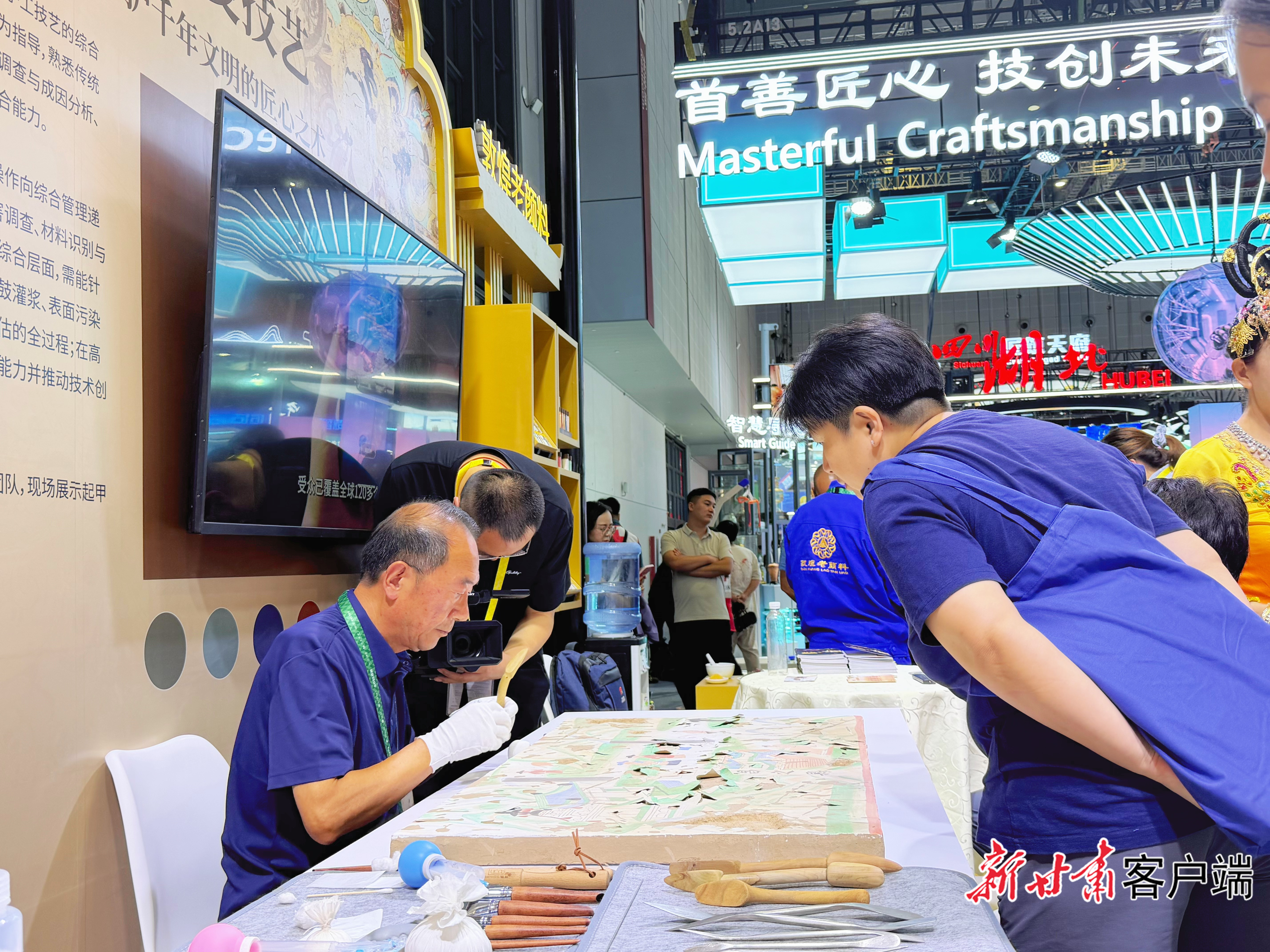 樊再轩展示壁画修复技艺