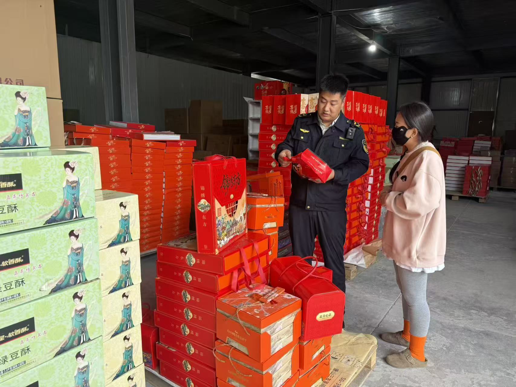 图为执法人员检查月饼批发市场包装是否违规.jpg