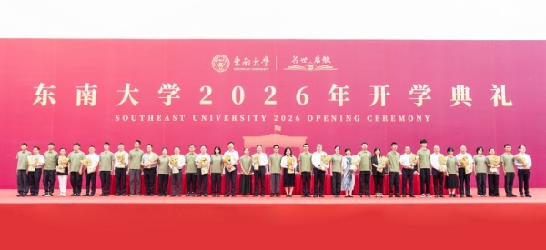 合肥一中新生卞思琪作为学生代表向肖琼献花