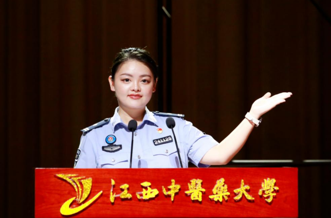 南昌边检站民警甘可成宣讲移民管理领域对外开放政策
