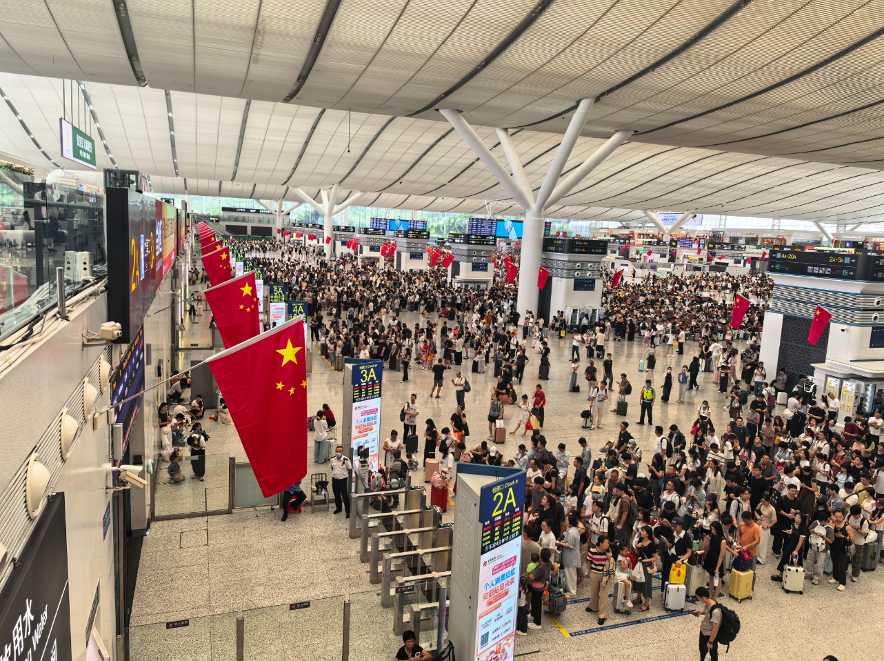 预计单日发送旅客41.3万人次创新高,深圳北站再现“人从众”景象