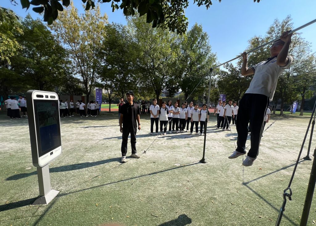9月15日,山东济南一中的学生在练习引体向上,智能设备实时计数。新华社记者 张力元 摄