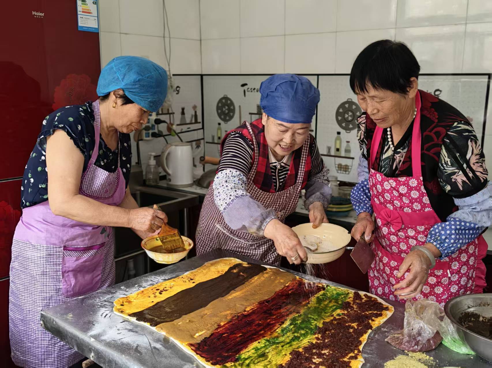 面皮上,均匀抹上胡麻油,撒上胡麻籽、玫瑰酱、红曲、苦豆子等辅料。