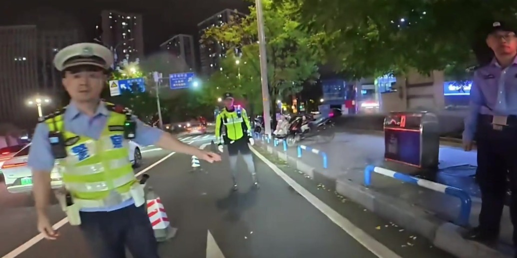 武汉摩友问了个路，南岸交警的耐心答疑暖了全网