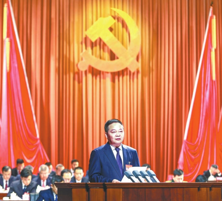 9月21日上午,中国共产党九江市第十三次代表大会在市文化艺术中心开幕。陈云代表中国共产党九江市第十二届委员会向大会作报告。 (九江日报记者 张驰 摄)