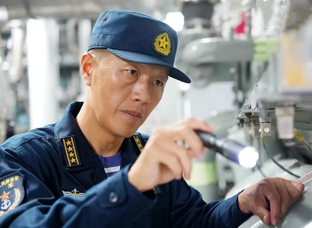 王涛在检查装备(温子东 摄)