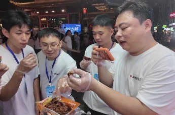 采风团吃辣挑战，吃完直接呼：南昌辣满分100