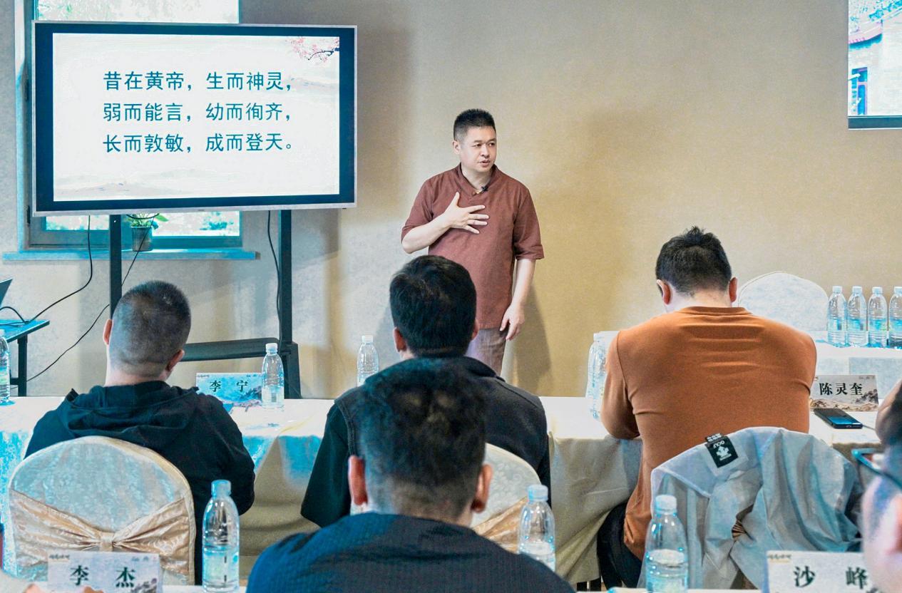 上海滋慧书院创始人阳海在讲座中表示,不论修身还是治企,从向外求转而向内求就能化解焦虑、回归元神、齐家兴业。朱文玮 摄