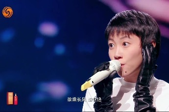 窦靖童接力王菲 献唱开场歌曲《湾》