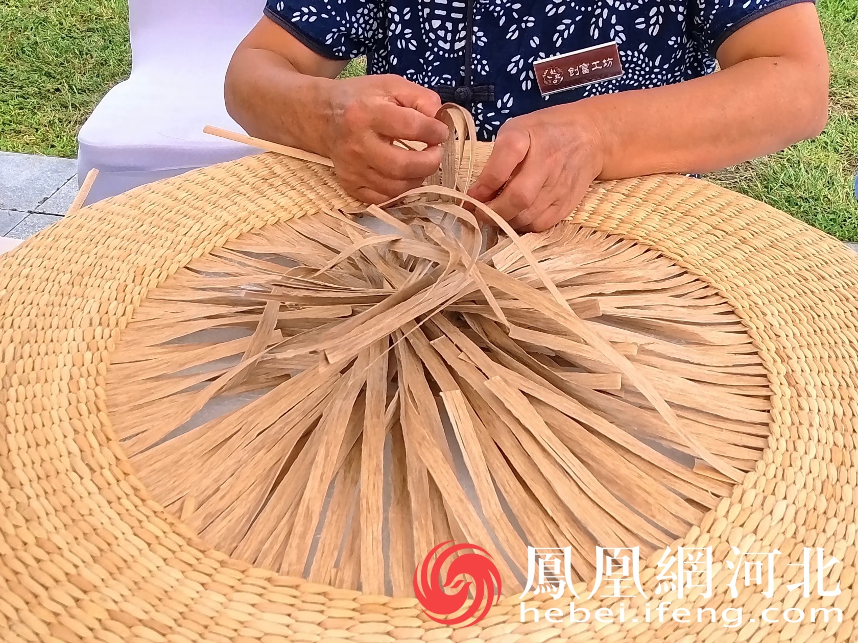 赵凤荣正在制作蒲团