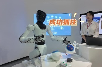 南昌智造出圈现场：机器人“抓娃娃”被全场围观