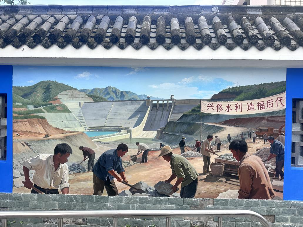 告别斑驳旧墙!铁岗社区307㎡临街墙面“美颜”升级