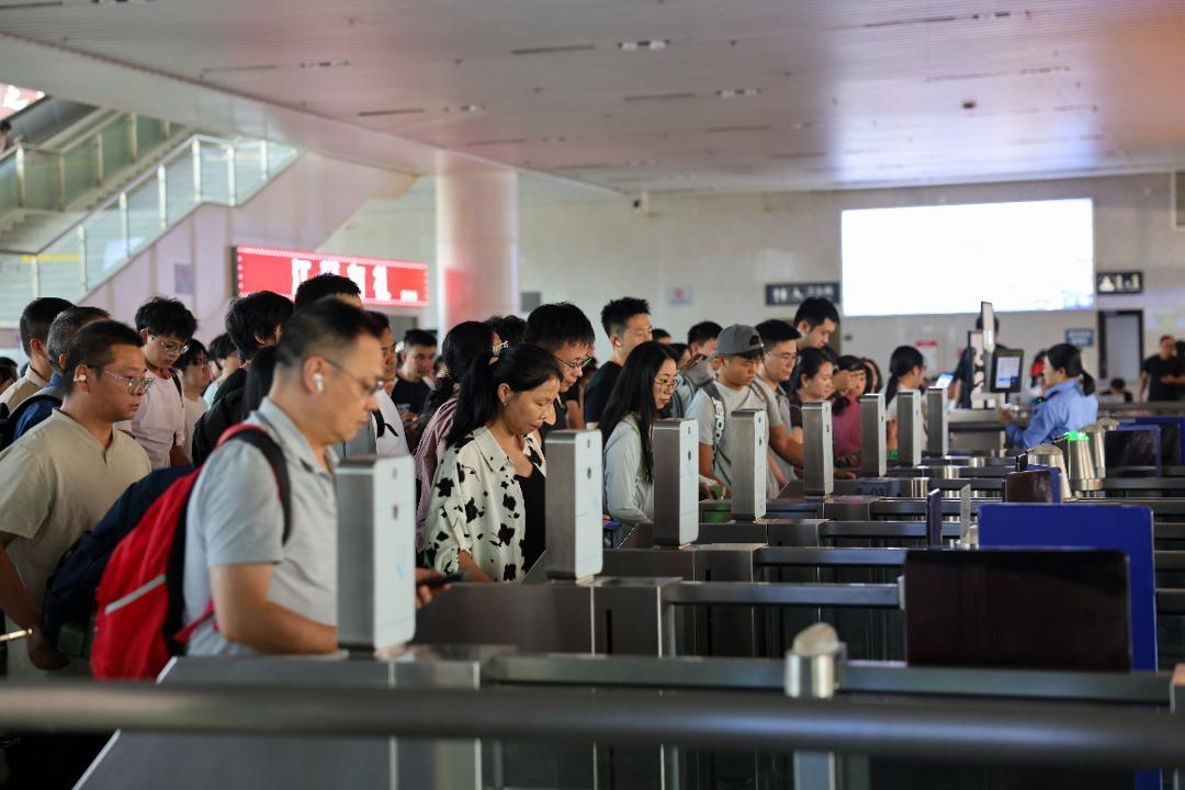 宜春站旅客在闸机前排队准备检票进站。(吴楚月摄)