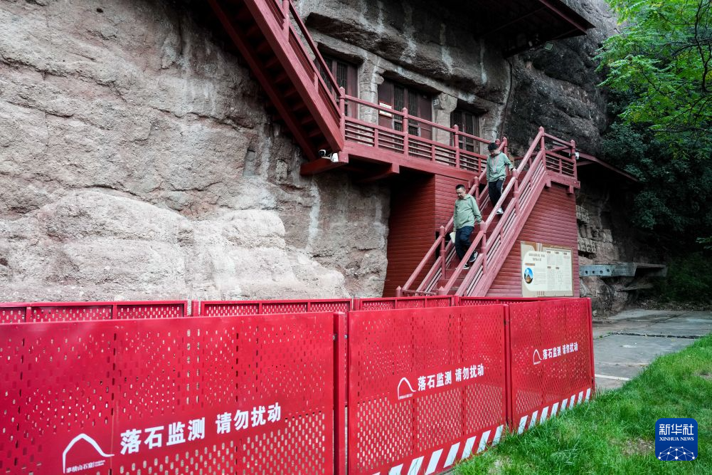 9月23日,麦积山石窟艺术研究所保护研究室工作人员在麦积山石窟开展常态化巡查。新华社记者 郎兵兵 摄