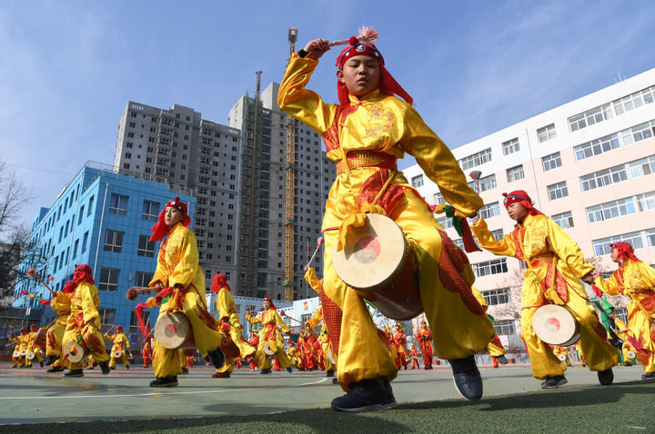 在兰州市皋兰县石洞小学,学生们齐舞兰州太平鼓。新华社记者 范培珅 摄