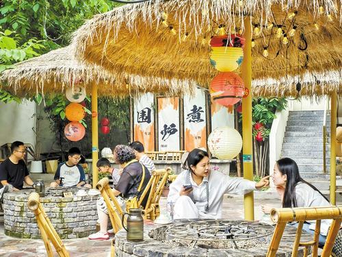 近日,游客在武安市李家庄村山李冀·山游市集休闲。本报记者 田明摄