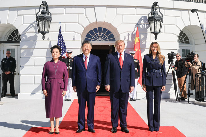 当地时间9月25日上午,国家主席习近平和夫人彭丽媛同美国总统特朗普和夫人梅拉尼娅在白宫举行茶叙。这是两国元首夫妇合影。新华社记者 丁林 摄