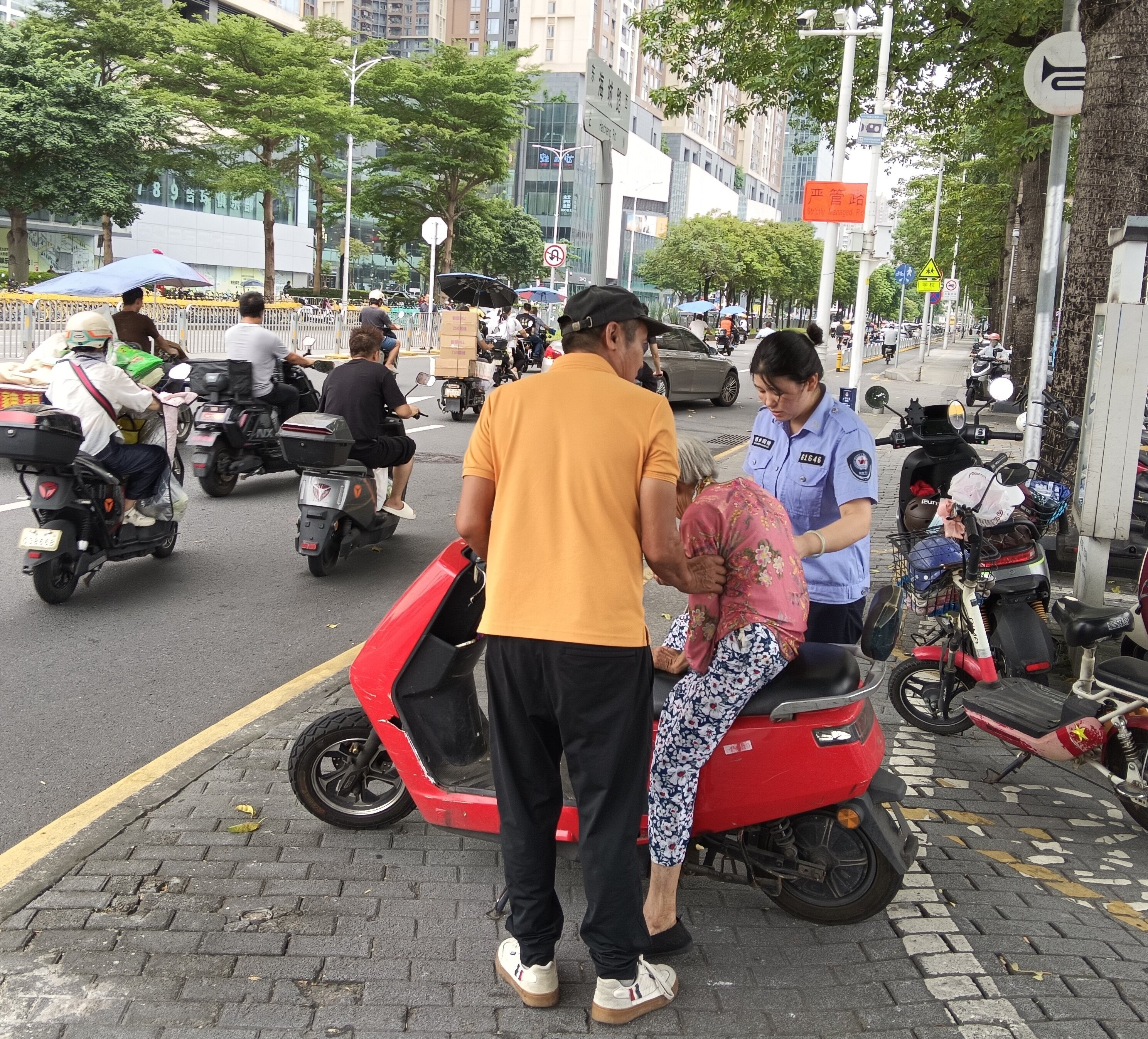 西乡网格员巡查途中伸援手，助走失老人平安归家