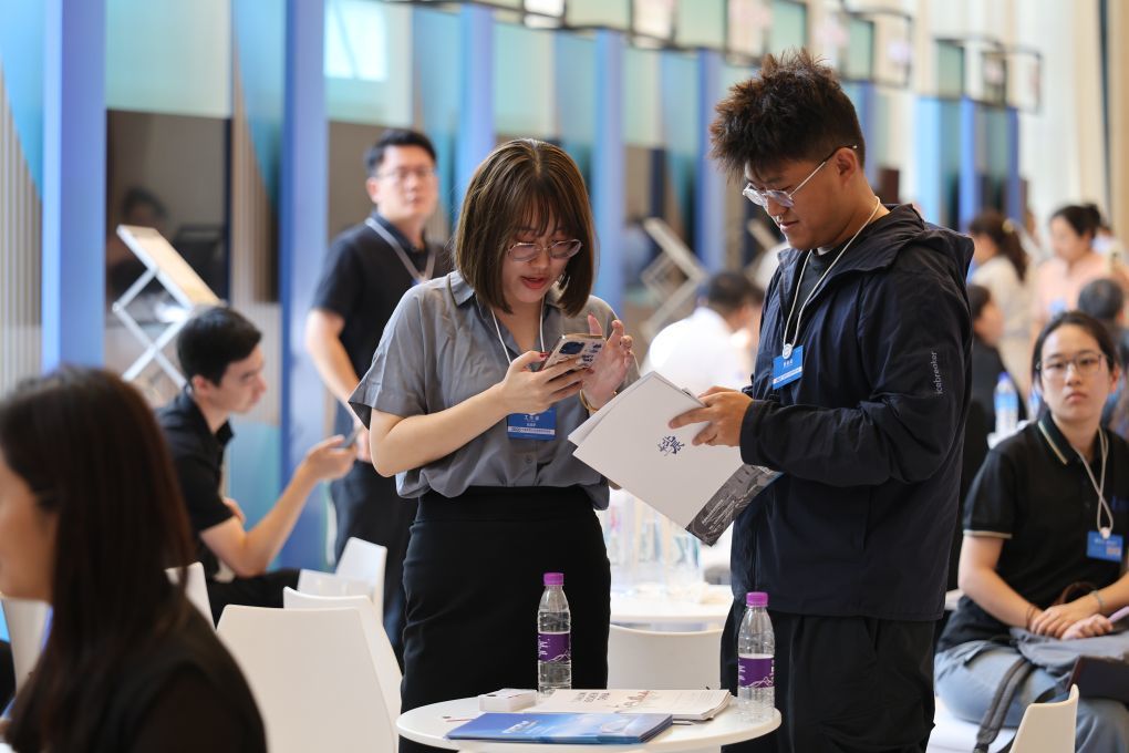 9月22日,参会者在2026中国民营企业投融资洽谈会上交流。 新华社记者 李然 摄
