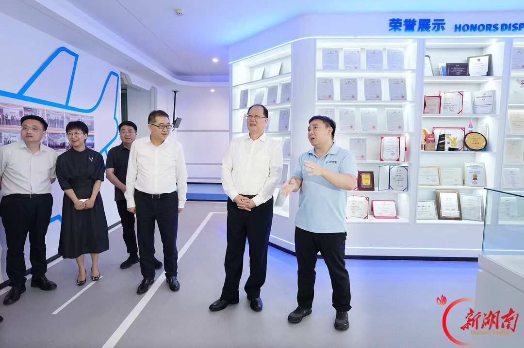 毛伟明在龙兴航电调研。