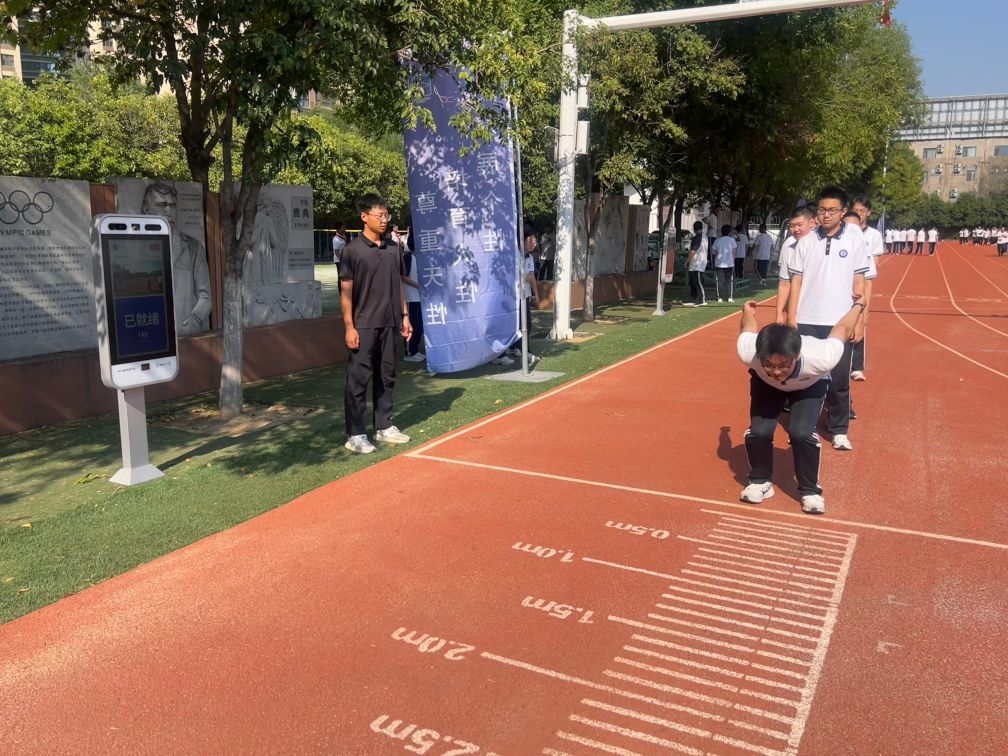 9月15日,山东济南一中的学生在练习跳远,智能设备实时记录成绩。新华社记者 张力元 摄