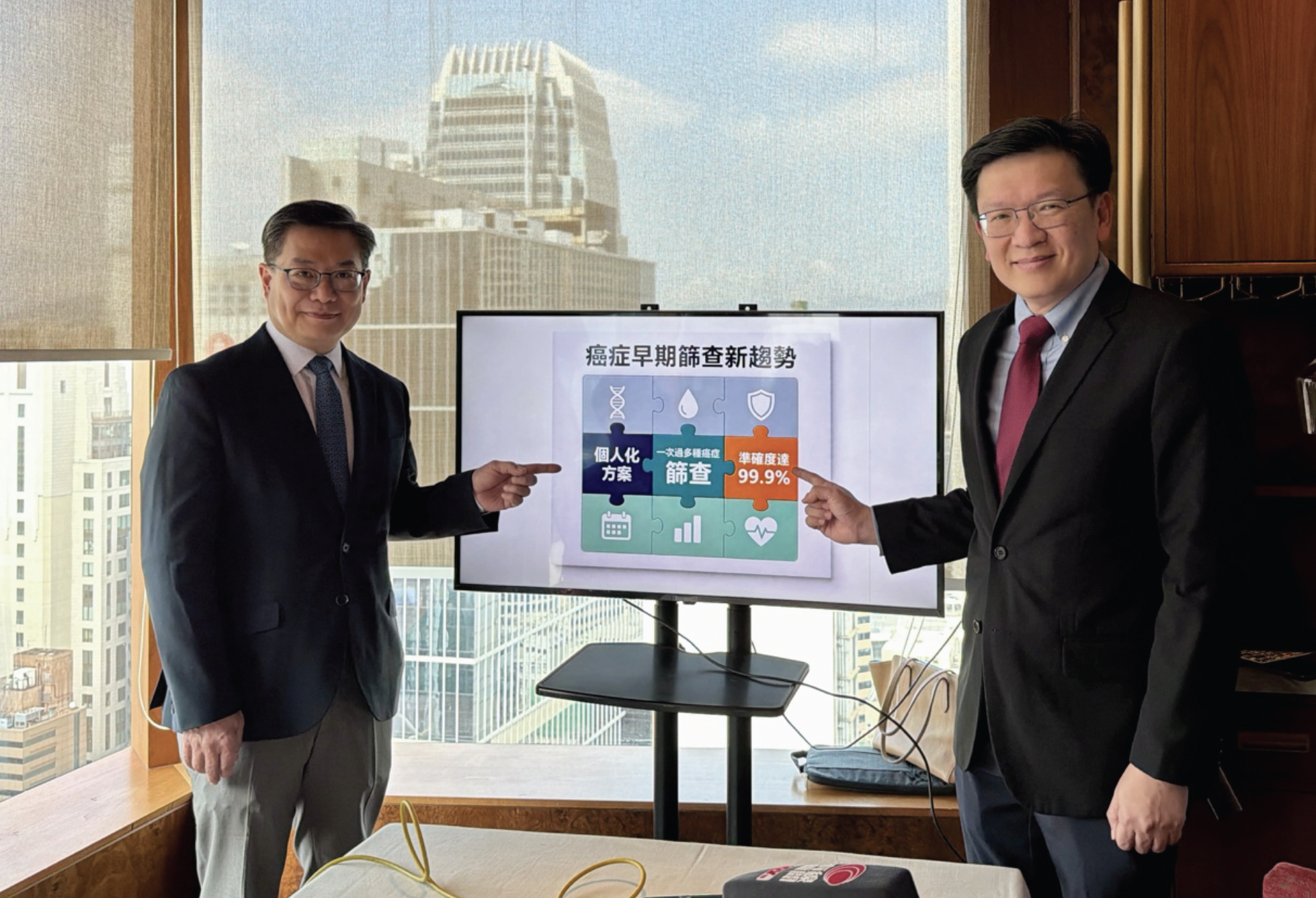 图:左⾄右,IHH医疗 (北亚洲) 区域⾸席执⾏官、港怡医院⾏政总裁曾庆亷医⽣, Lucence 创办⼈兼⾏政总裁及医务总监、肿瘤科医⽣陈⺠汉医⽣