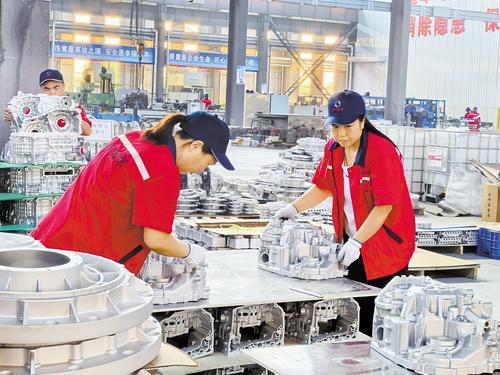 9月20日,隆尧县河北量子数字新材料有限公司,工人们正在检查由废旧铝材为原料生产的汽车变速箱壳体。本报记者 闫德见摄