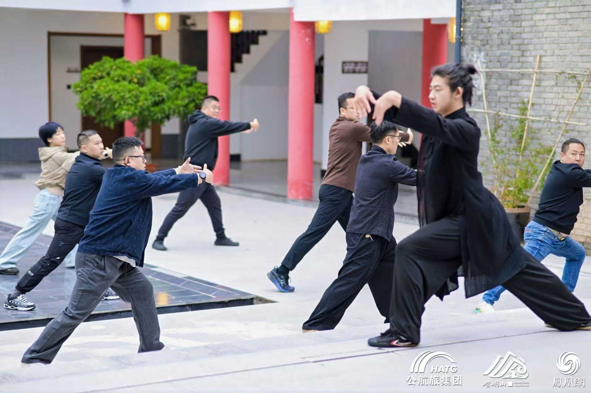 每日清晨,崆峒养生拳的动功练习唤醒身体。朱文玮 摄
