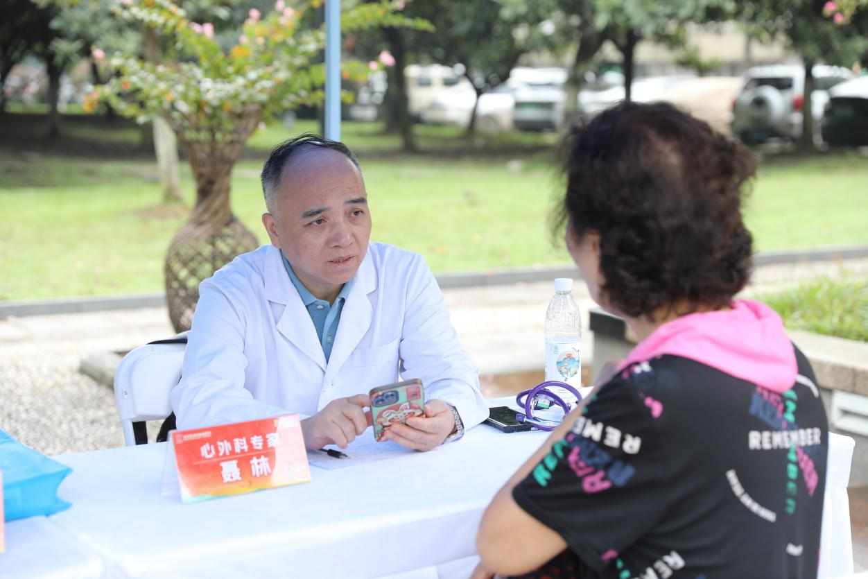 医患同跑十三载 江滩共赴“心”健康 第十三届“跑出心健康”开跑 近千医患市民共迎世界心脏日