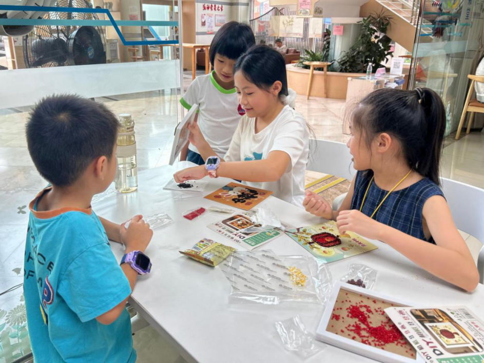 西乡街道富华社区开展“五谷绘中秋,童趣庆佳节”豆贴画手工活动