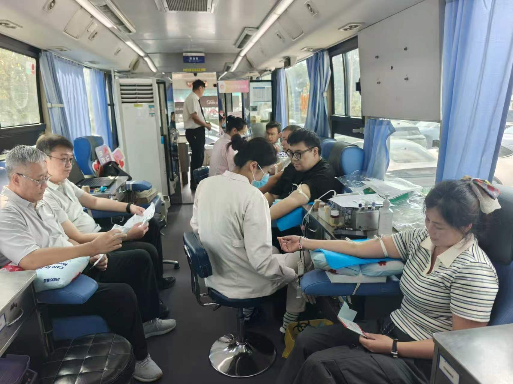 热血点亮生命 爱心联通万家 ——中国联通青岛市分公司开展无偿献血公益活动