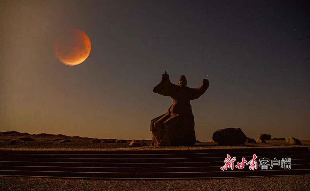 “红月亮”与敦煌阳关景区的雕塑、遗址等景观相映成趣
