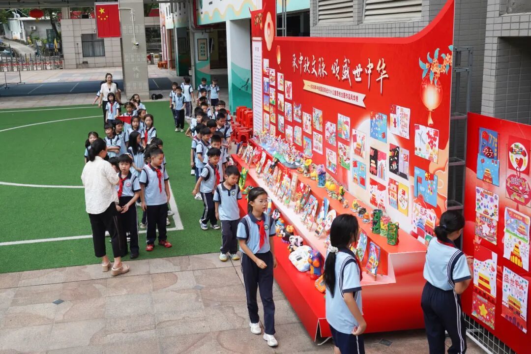 校园成为展示作品、感受艺术的空间（罗伟良/摄）