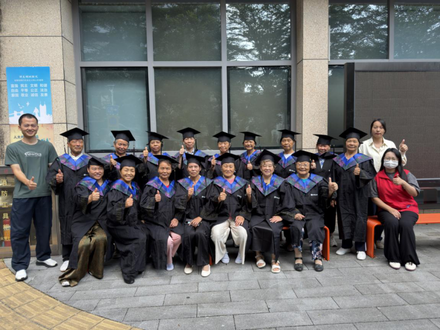 赋能银发群体 拥抱智能时代 —— 西乡街道臣田社区助力长者学习手机与 AI 新技能