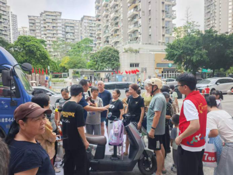 沉浸式学安全!体验大货车盲区—— 西乡街道福中福社区 “遵法守规明礼安全文明出行” 交通安全宣传活动