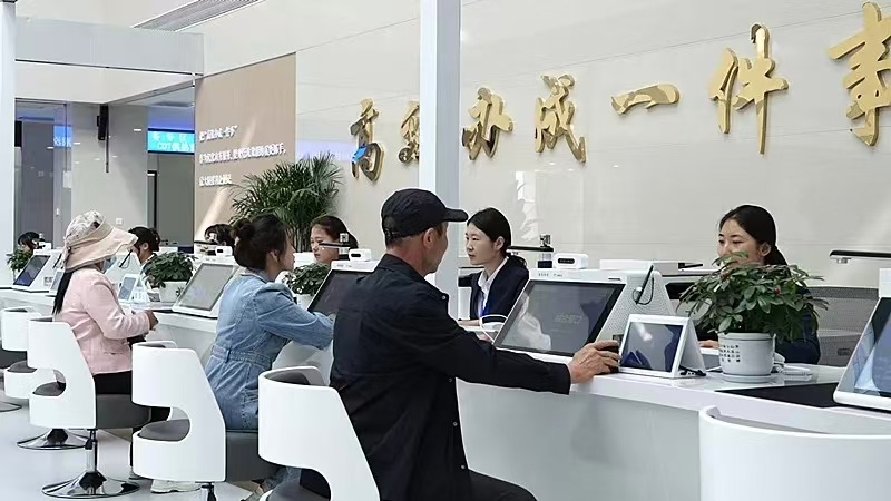 群众在金塔县政务服务中心办理业务